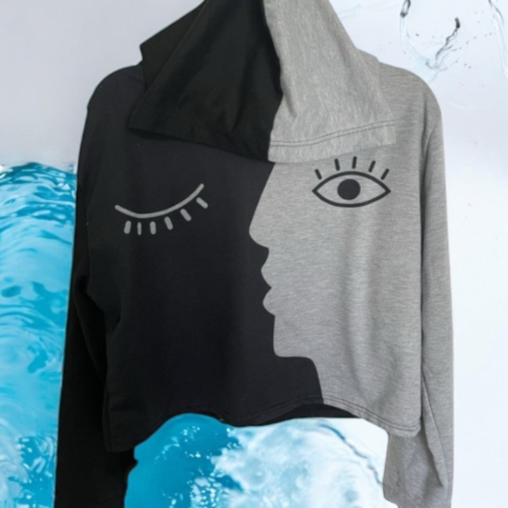 ￼Women’s Boyfriend Small Glack and grey Hooded Crop Too Yin  22” W by 20 L